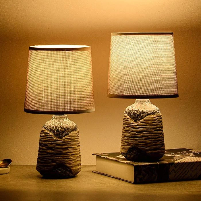 Schreibtischlampe BRUBAKER Grau, Braun, Leinenschirm, Steingutfuß, 2 Stück 4 Schreibtischlampe BRUBAKER Grau, Braun, Leinenschirm, Steingutfuß, 2 Stück – Bild 2