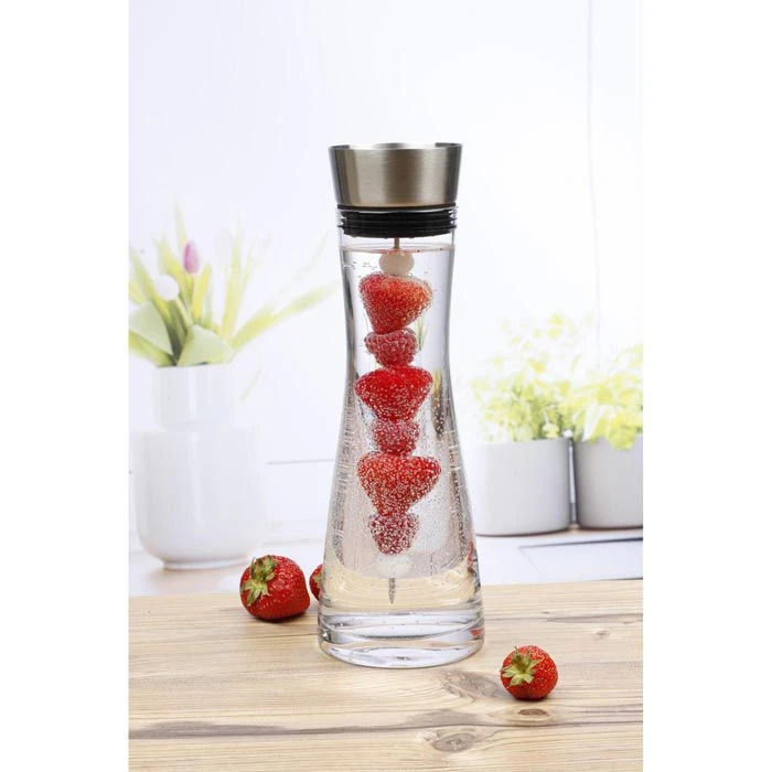 Karaffe Böttcher-AG Mit Deckel Und Fruchtspieß, 1 Liter 4 Karaffe Böttcher-AG Mit Deckel Und Fruchtspieß, 1 Liter – Bild 2